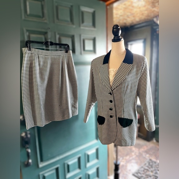 Dresses & Skirts - Vintage Tina Barrie Petites 2 Piece Suit Jacket and Skirt Sz Large